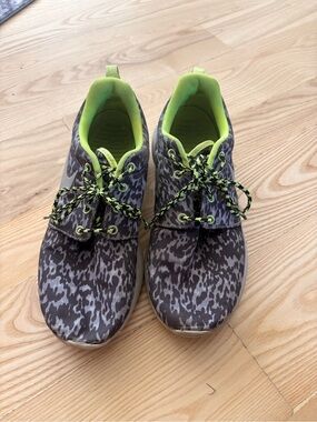 Women’s Nike Roche Run size 8.5